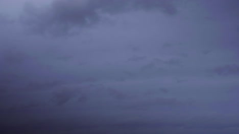 una toma de lapso de tiempo con nubes moviéndose