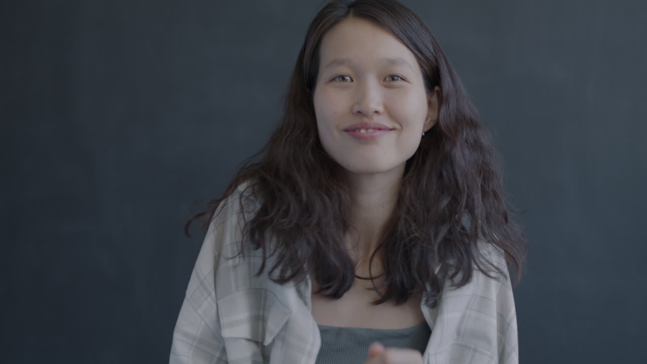 행복한 젊은 여성 초상화