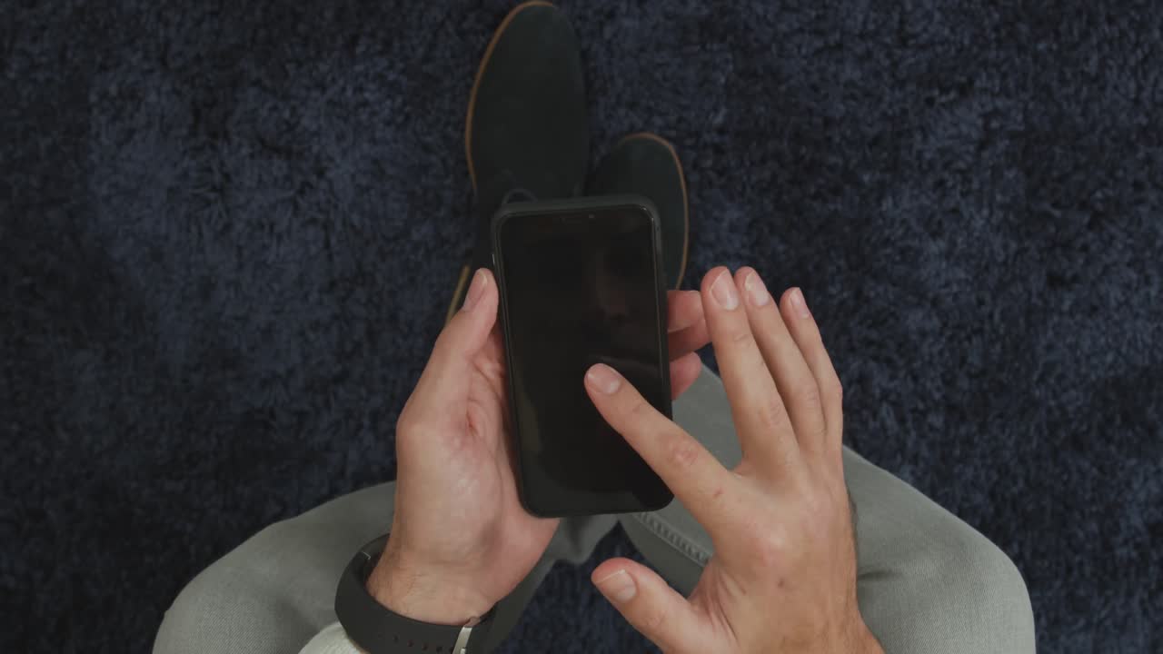 hombre caucásico usando su teléfono