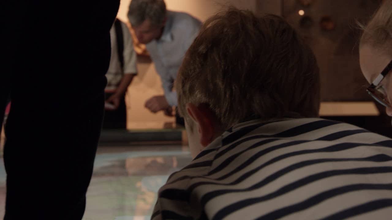 박물관 에 가는 학교 여행 에 있는 학생 들 이 r3d 에서 찍은 지도 를 보고 있다