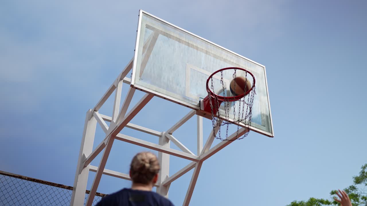 jugador de baloncesto disparando una canasta