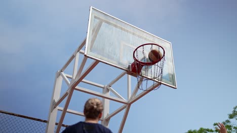 jugador de baloncesto disparando una canasta