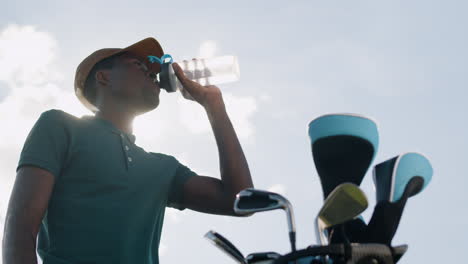 un afro-américain sur le terrain de golf.