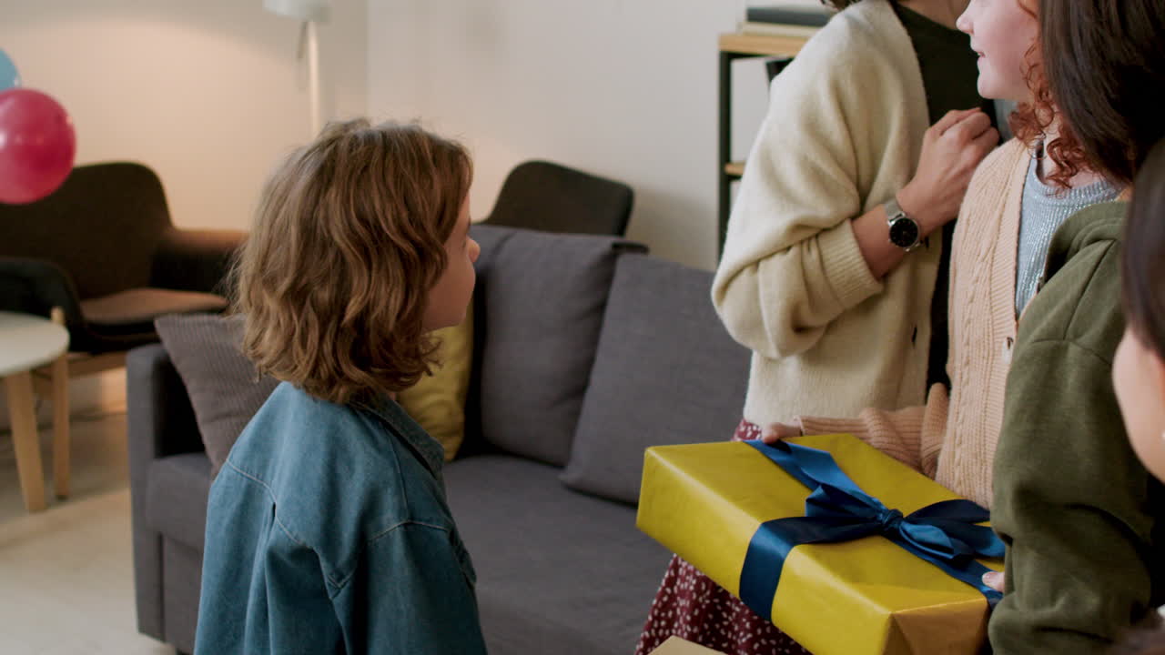 생일파티에서 사람들이