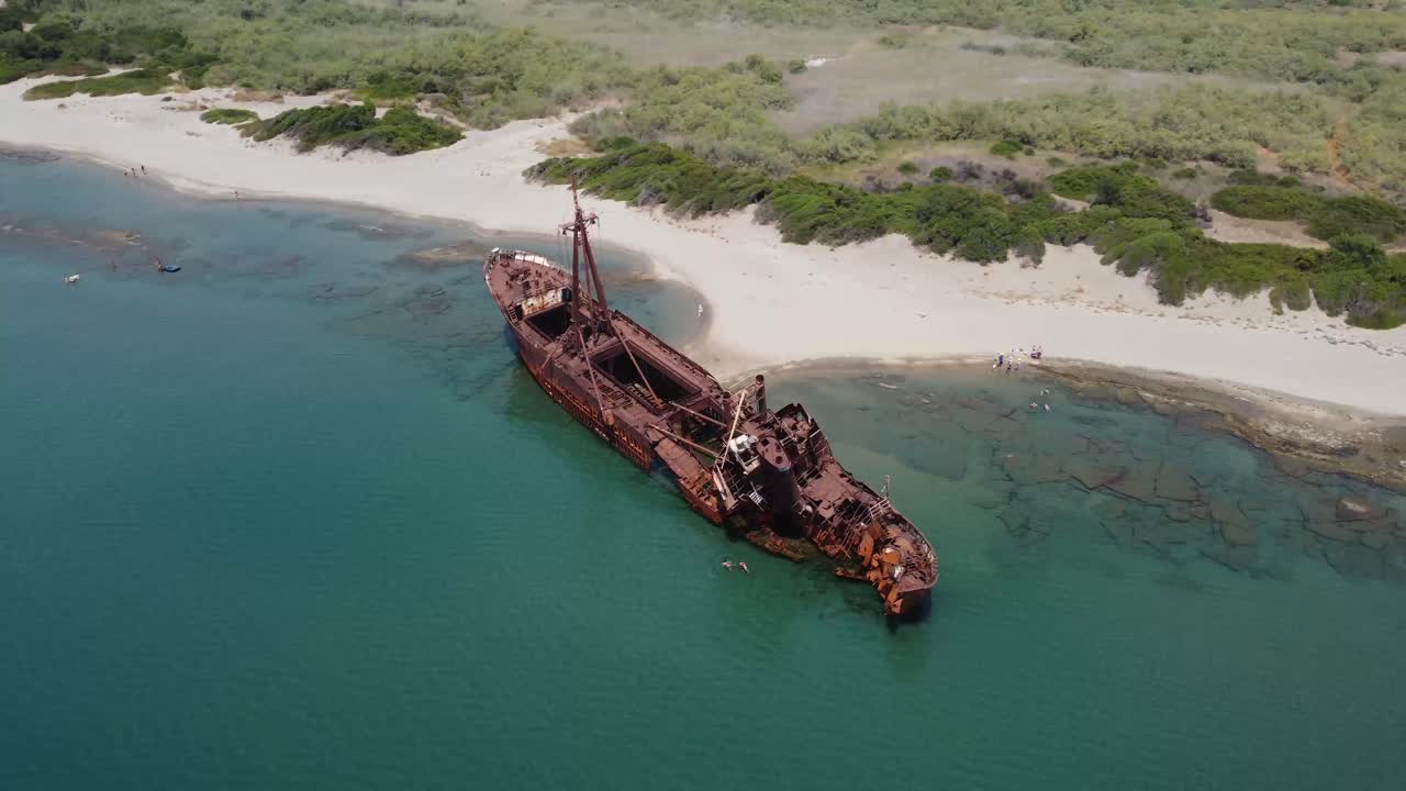 barco abandonado en la costa de grecia
