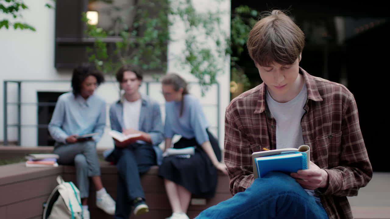 대학 캠퍼스의 백인 사려 깊은 소년.