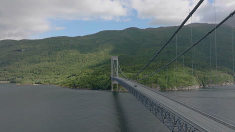 ruta europea e6 autopista en el puente skjomen cruza el fiordo skjomen en el norte de noruega