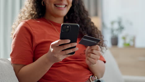 mujer feliz, manos y teléfono con tarjeta de crédito