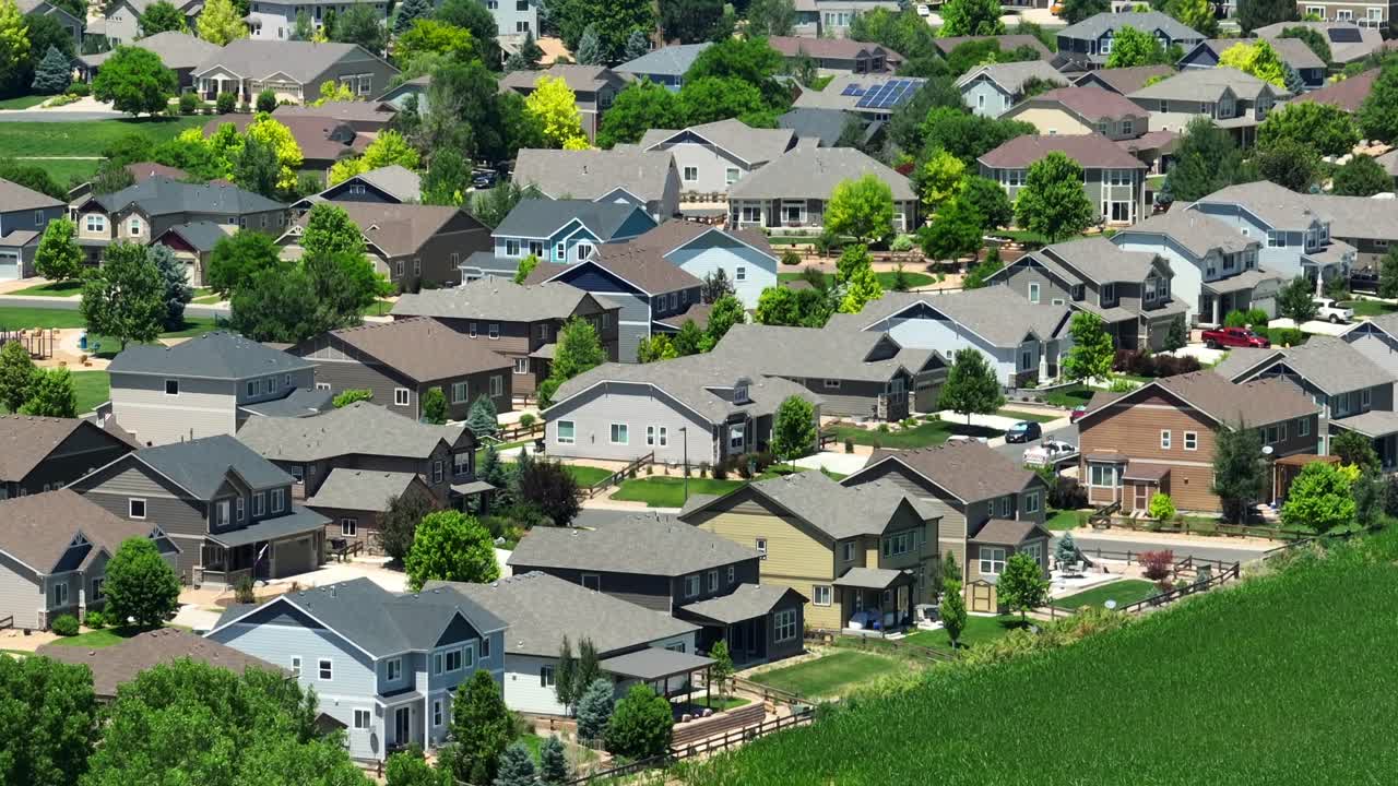 여름의 고풍스러운 동네.