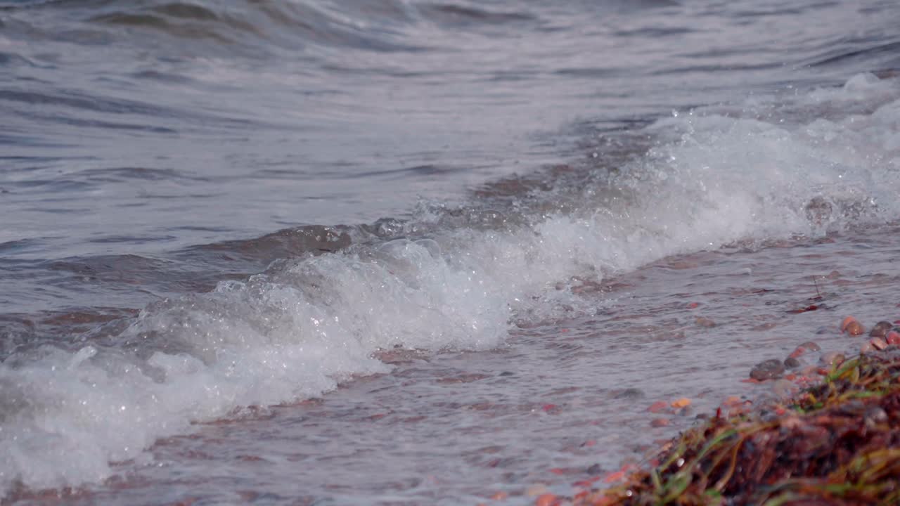 천천히 움직이는  ⁇ 은 날 해변에 부 ⁇ 히는 바다 파도