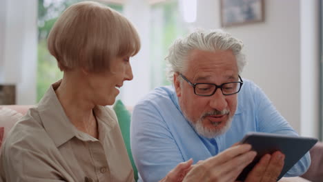 Mann-Blickt-Mit-Frau-Auf-Tablet-Bildschirm.-Großeltern-Nutzen-Tablet-Für-Videoanrufe