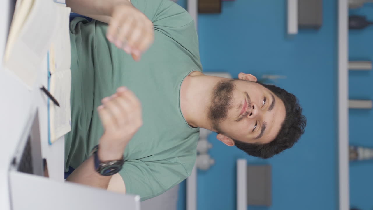 vídeo vertical de un estudiante transexual.