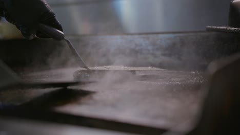 Hamburger-Auf-Einem-Flachgrill-In-Einem-Restaurant-Grillen