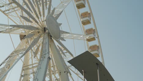 la rueda de la ferris del parque de la ciudad