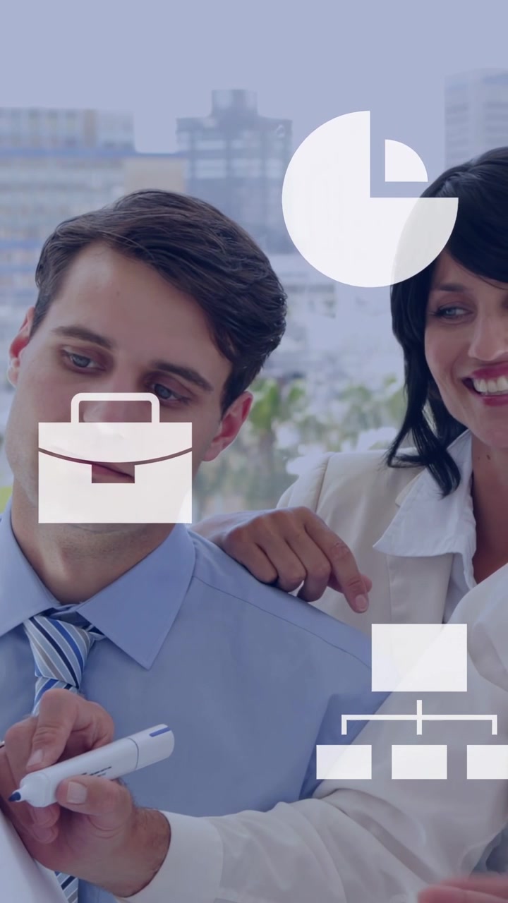 Video verticale: Donna che indica una lavagna, uomo che prende un pennarello e disegna un business plan con sovrapposizioni grafiche