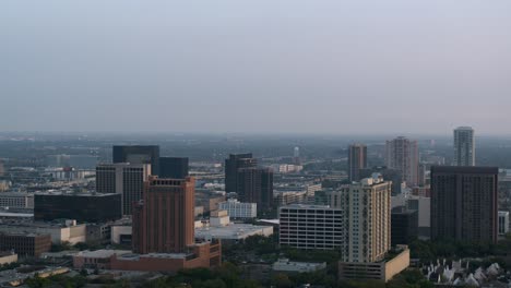 Drohnenaufnahme-Des-Uptown-Gebiets-Im-Südwesten-Von-Houston,-Auch-Bekannt-Als-Galleria-Gebiet