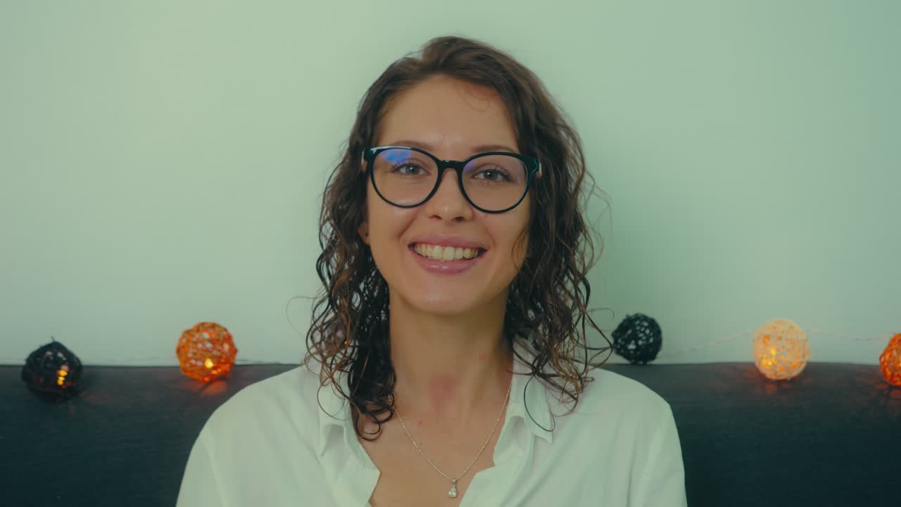 mujer sonriendo y dando pulgares hacia arriba