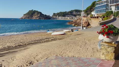 Tossa-De-Mar-Strand-An-Der-Costa-Brava-In-Gerona-Spanien-In-Der-Nähe-Von-Barcelona-Blick-Auf-Die-Ummauerte-Burg