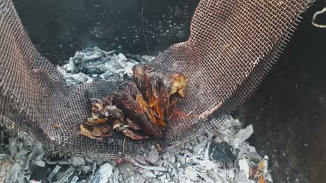 cabezas de arenque horneadas en malla metálica curva