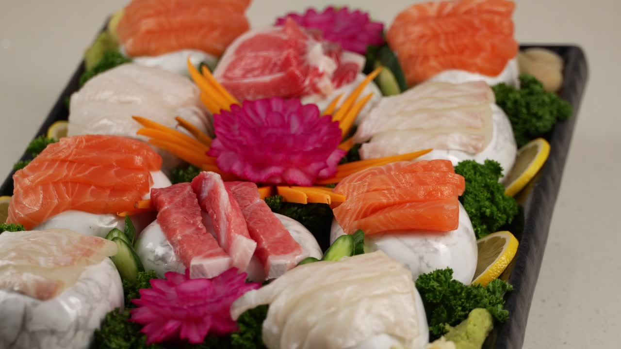 Succulent oysters on the half shell, paired with citrus and crisp greens, bringing out their natural briny sweetness. 탱글한 반각 굴에 레몬과 채소를 곁들여 신선한 감칠맛을 살린 한 접시.