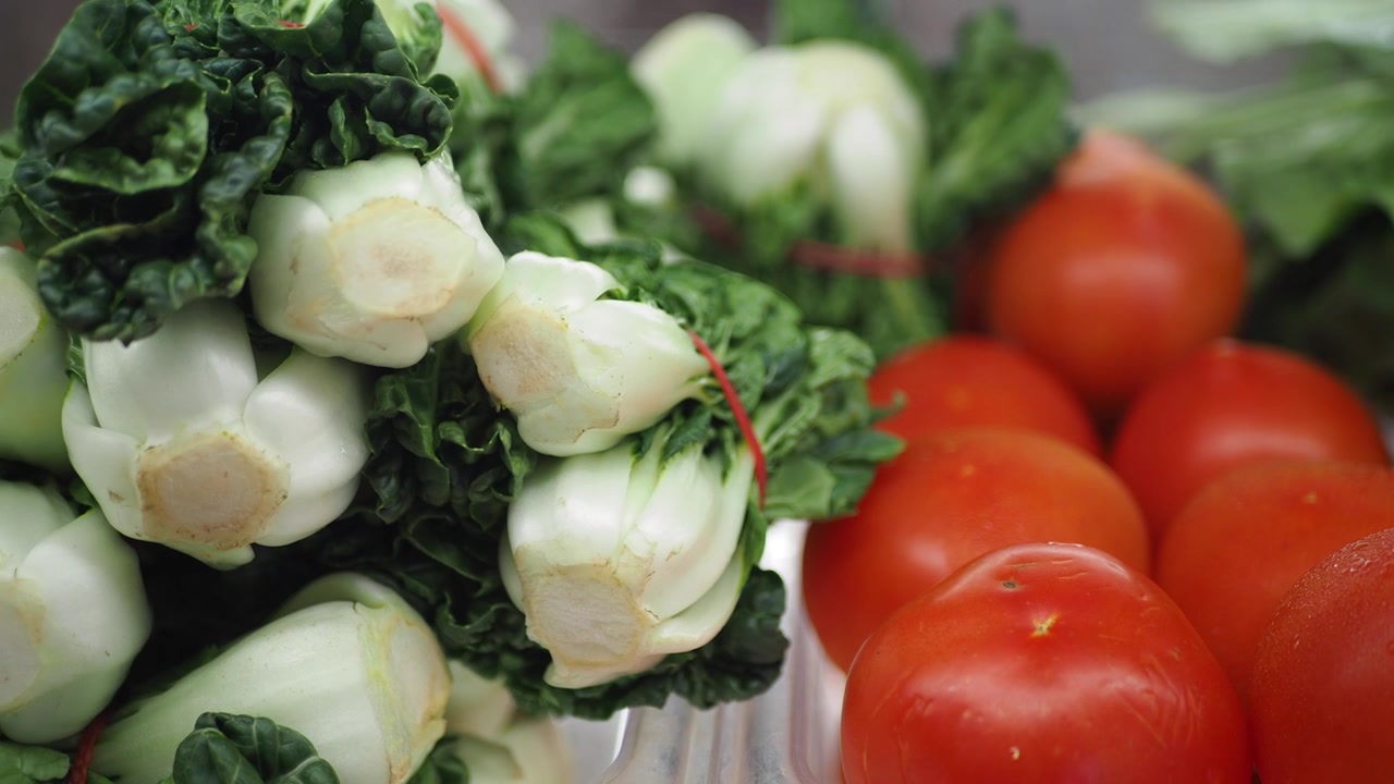 Bok Choy fresco e pomodori rossi in esposizione