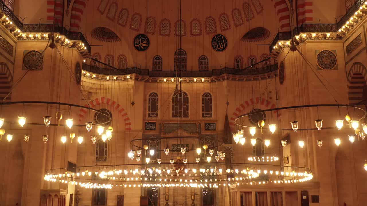 술레이마니 모스크 내부