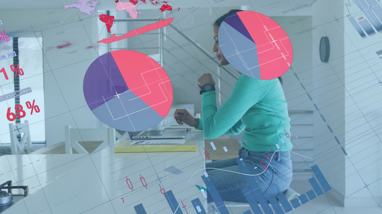 animación del procesamiento de datos financieros sobre una mujer biracial usando una computadora portátil