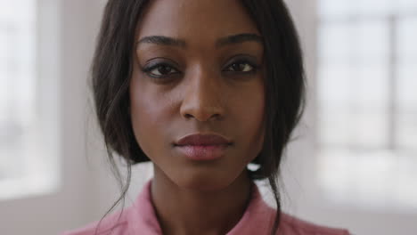 Nahaufnahme-Eines-Zeitlupenporträts-Einer-Jungen,-Stilvollen-Afroamerikanischen-Frau,-Die-Ernst-Und-Intensiv-In-Die-Kamera-Blickt-Und-Ein-Hautpflegekonzept-Mit-Rosa-Bluse-Trägt