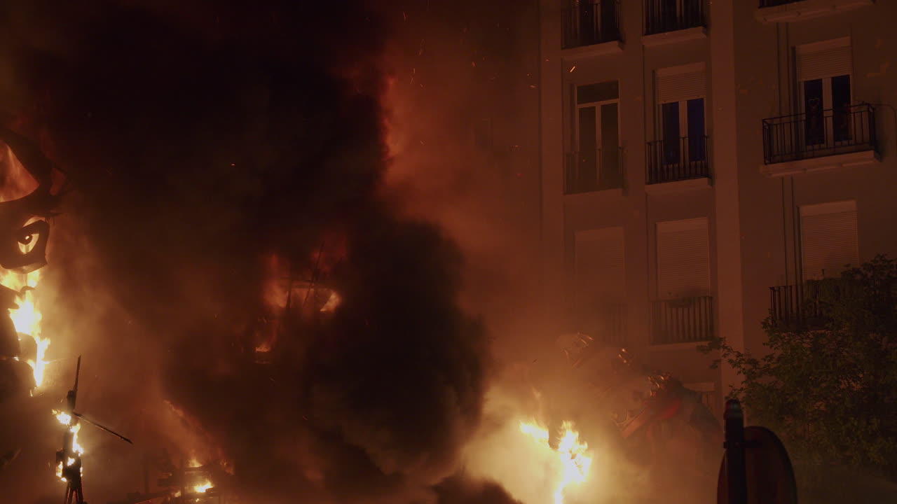 nubes de humo y fuego durante un festival en valencia, españa