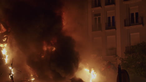 Rauch--Und-Feuerwolken-Während-Eines-Festivals-In-Valencia,-Spanien