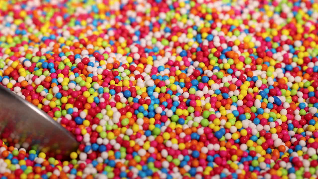 una cuchara de salpicaduras de chocolate vibrantes