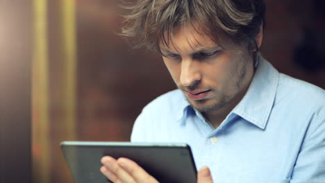 hombre usando una pantalla táctil de computadora en una cafetería