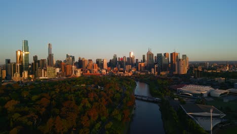 Aerial-drone-view-of-the-Yarra-River-and-Birrarung-Marr-in-Melbourne,-Victoria,-Australia