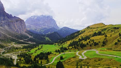 Zeitraffer-Der-Großen-Dolomitenstraße-Mit-Dem-Gipfel-Des-Sasso-Lungo-Im-Hintergrund