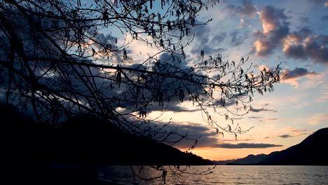 Puesta-De-Sol-De-Inspiración-En-El-Lago-Con-Montañas-De-Fondo