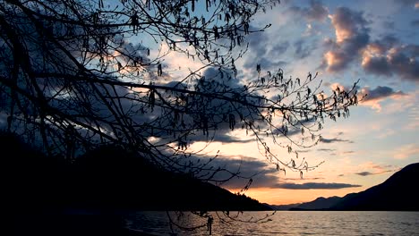 puesta de sol de inspiración en el lago con montañas de fondo