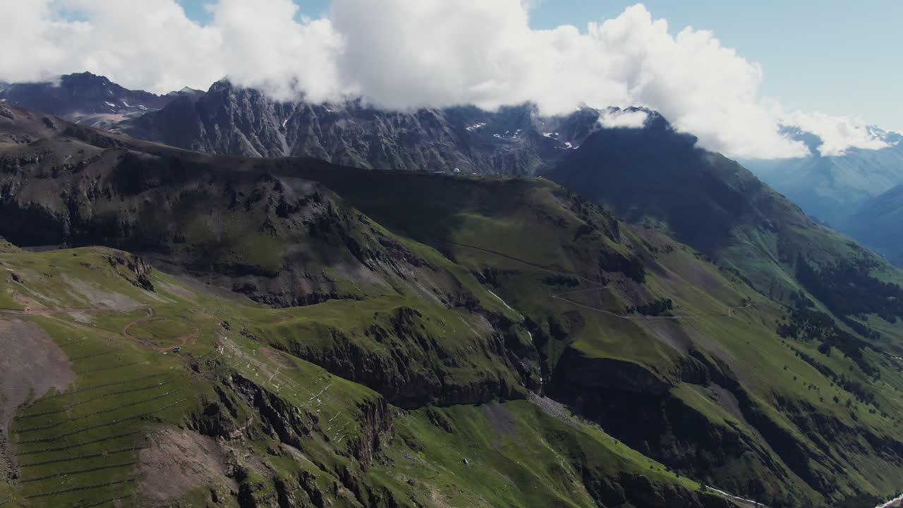 vista aérea de un paisaje montañoso