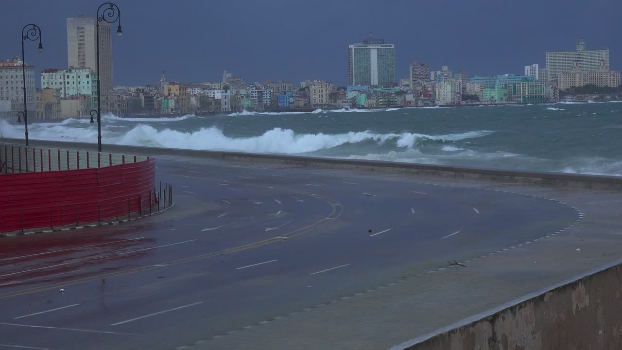 쿠바 하바나에 있는 말레콘의 해안가 산책로는 거대한 겨울 폭풍 동안 구타를 당합니다.