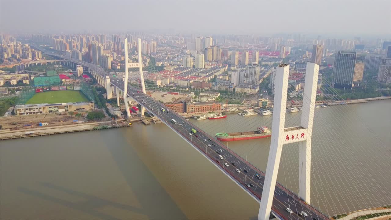 china hora del día paisaje urbano de shanghái tráfico puente lupu a la orilla del río panorama aéreo 4k