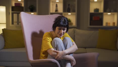 정신병을  ⁇ 고 있는 젊은 여성이 두려워합니다.