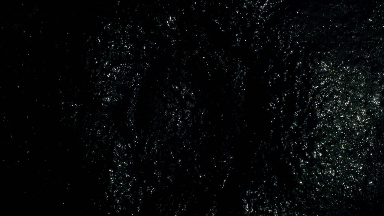 forma negra brillante que evoluciona muy lentamente a medida que se mueve hacia el centro