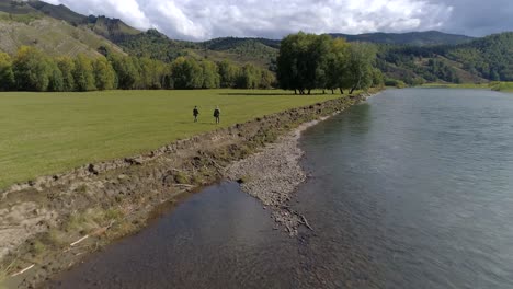 Fischer-Auf-Abenteuer-Am-Flussufer