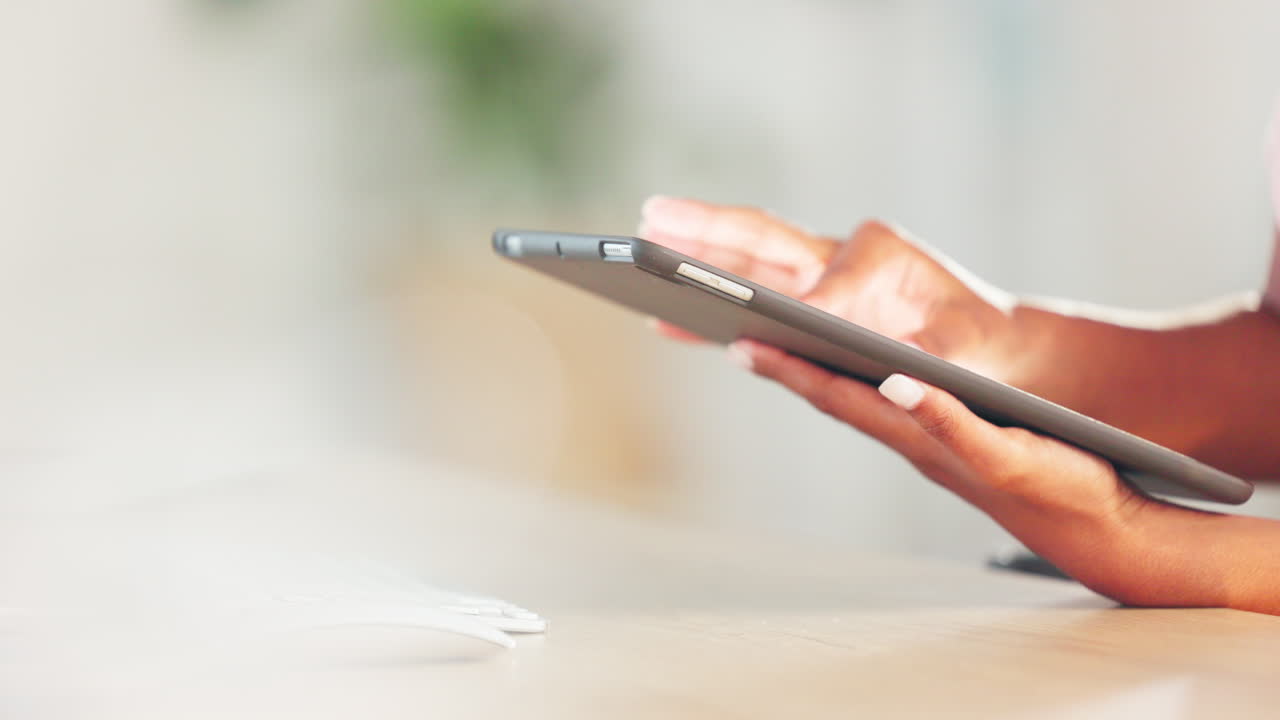 chica navegando por la web, desplazándose por las redes sociales