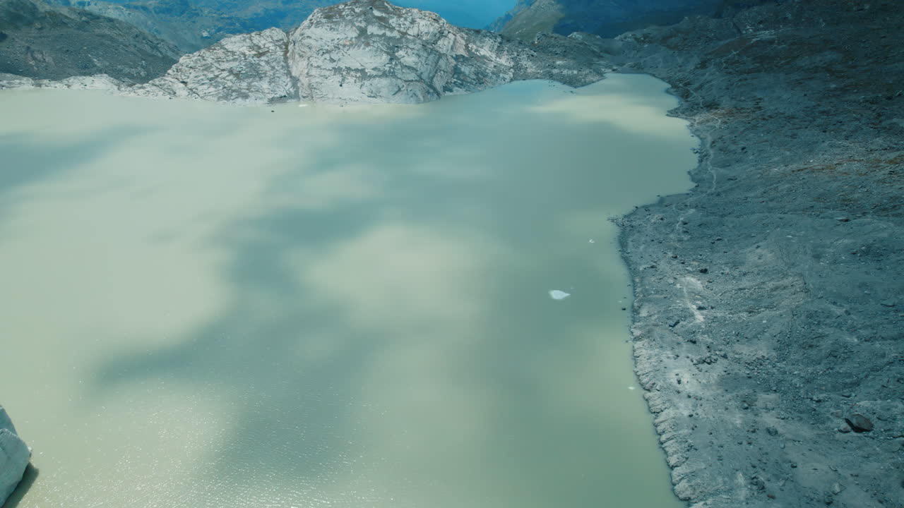 기후 변화로 인해 빙하가 녹는 동안 빙산이 물에 떨어지는 모습