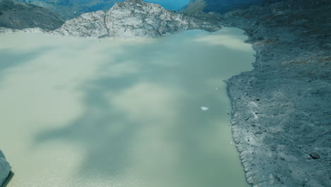 icebergs cayendo al agua mientras un glaciar se derrite debido al cambio climático