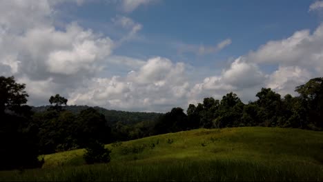 Paisaje-En-El-Parque-Nacional-De-Khao-Yai,-árboles-Y-Montañas-Con-Grandes-Nubes-Esponjosas-Que-Proyectan-Sombras