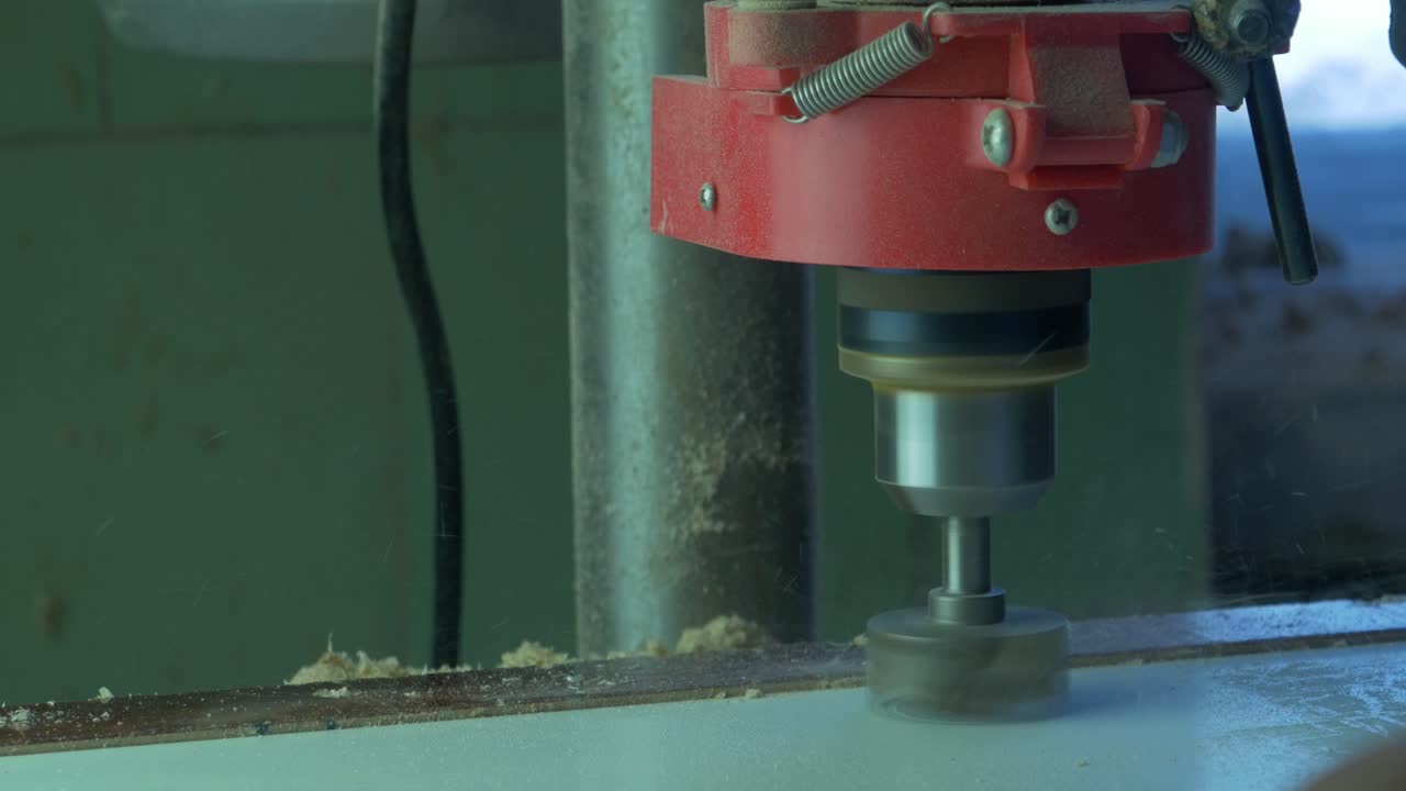 나무 가공 기계 가 작동 하고 있다