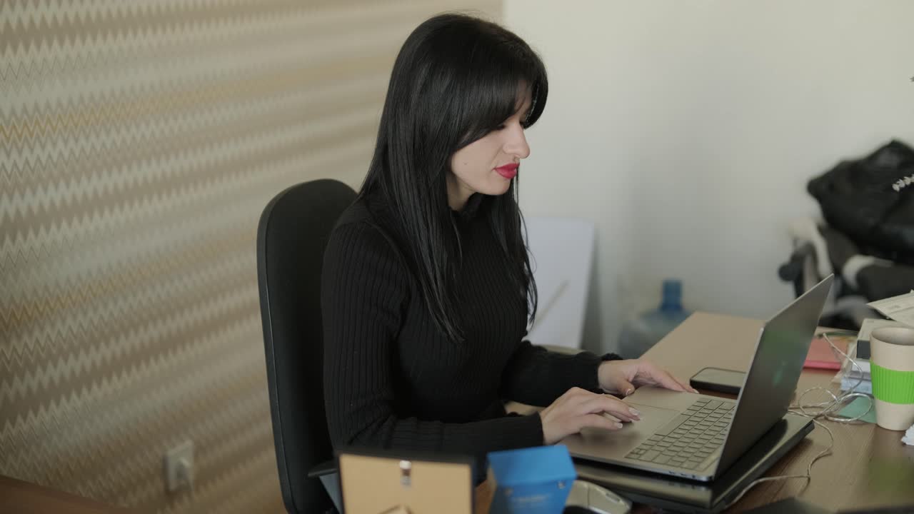 mujer profesional en un entorno de oficina moderno, centrada en el trabajo, vestida elegantemente con ropa de negocios, rodeada de equipos de oficina y un interior elegante
