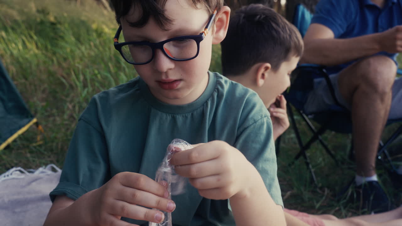 familia acampando en el bosque
