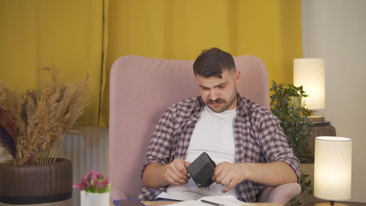 un hombre en crisis financiera.